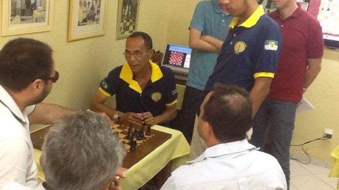 Roman Hernandez (center) analyzing with onlookers.