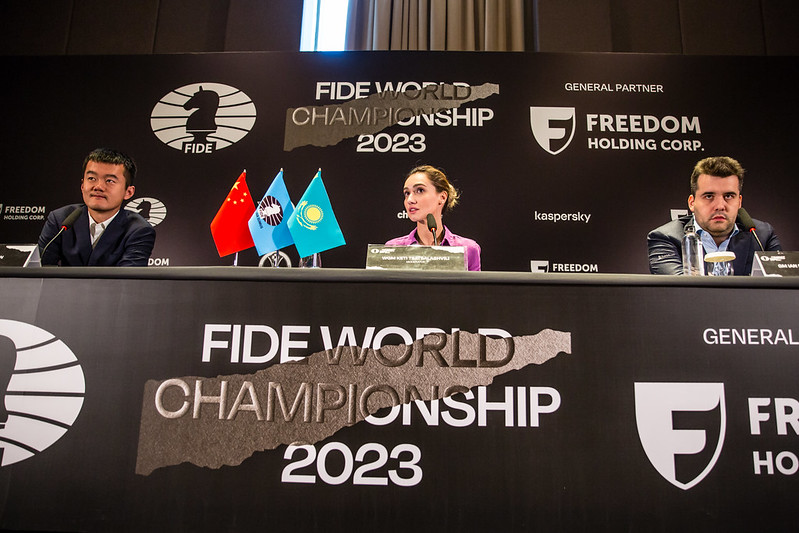 Keti Tsatsalashvili presents the trophy of the 2023 FIDE World