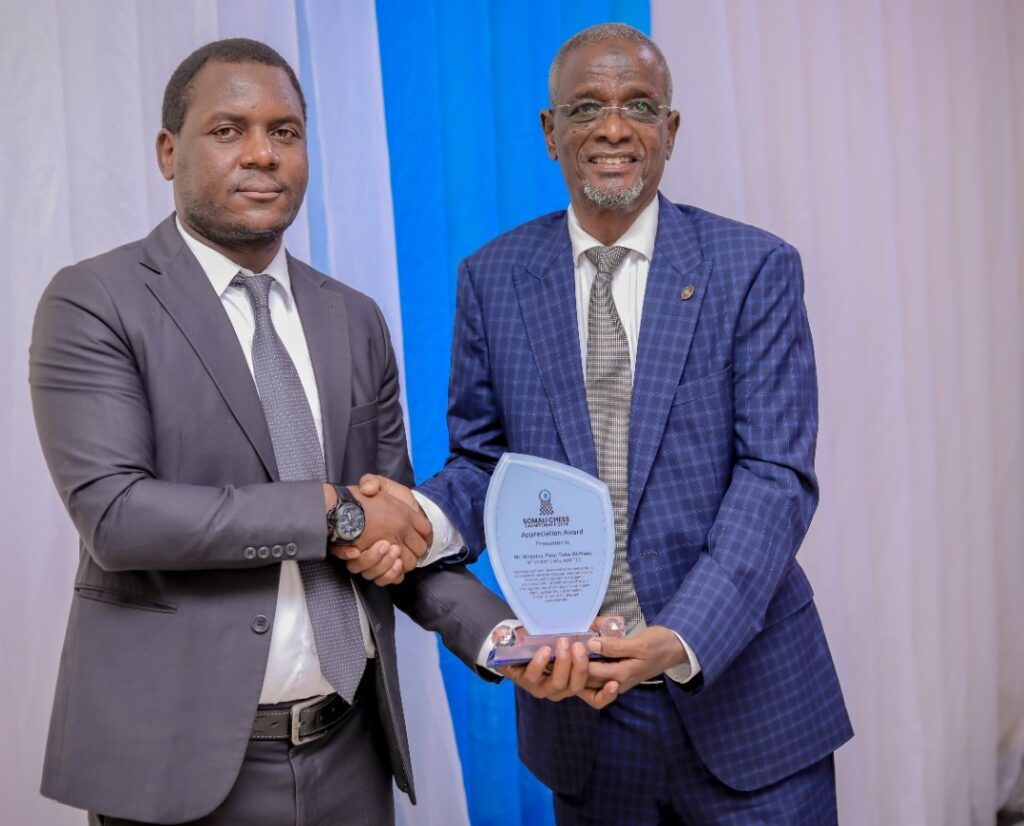 Kenya's Duke Michieka, who directed the Somalian Championship, received an award from Ahmed Abdi Hassan – President of Somalia Chess Federation. Photo credits: Aweys Cabdicasiis Aweys