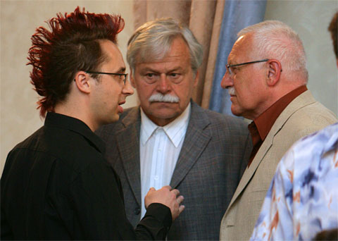 Pavel Matocha (left) with the Czech President Vaclav Klaus (right) and Grandmaster Vlastimil Hort (centre) during the match between Vladimir Kramnik and David Navara.