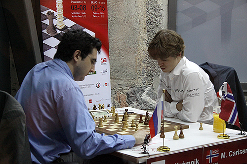Carlsen in trouble against Kramnik (1-0). Photo by bilbaofinalmasters.com.