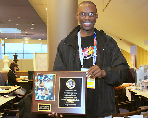 Daaim Shabazz holding Odion Aikhojes 10th anniversary plaque
commemorating his gold medal from the 1998 Olympiad in Elista, Russia.
Photo by FM Paul Truong.