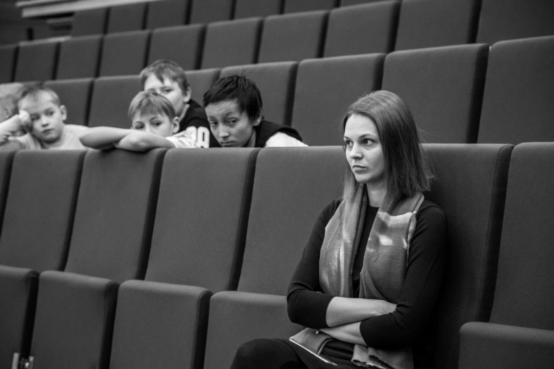 Anna Muzychuk watching her sister, Mariya battle against Kateryna Lagno. Photo by ugra2018.fide.com.